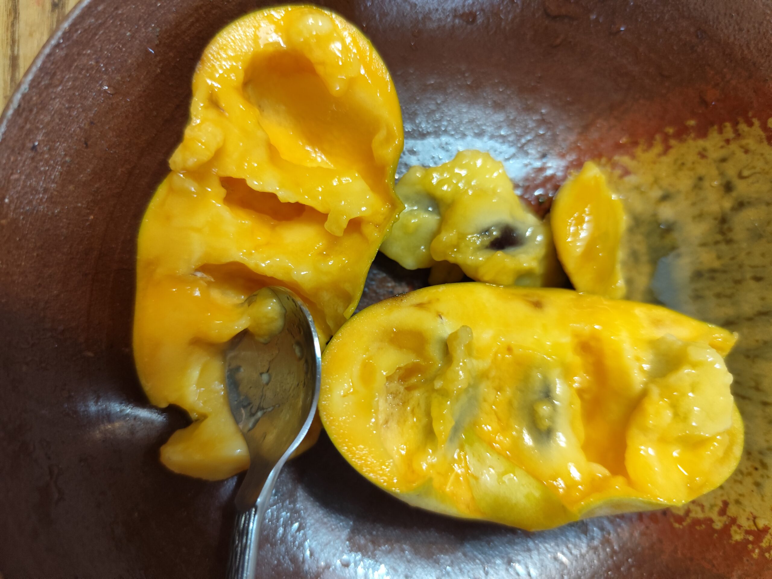 春江ゆりいちで、ポポーを買いました