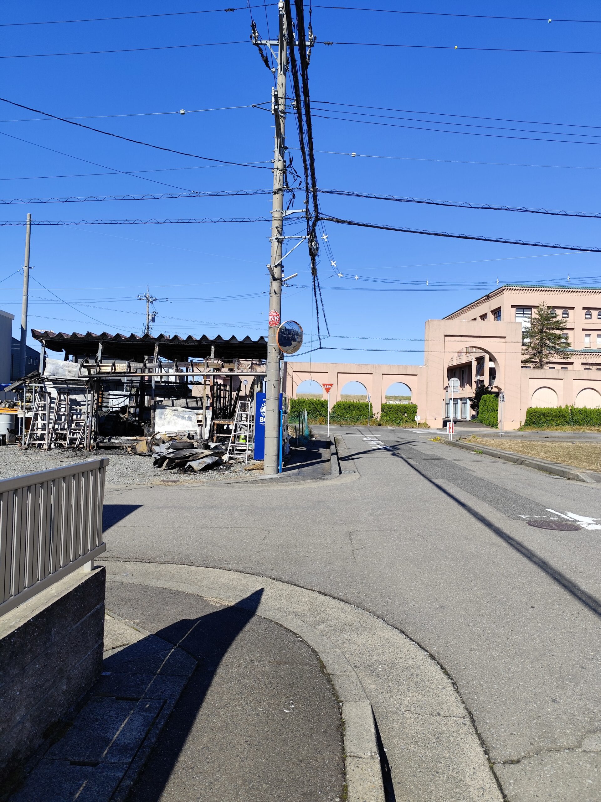 近所の事務所が燃えました