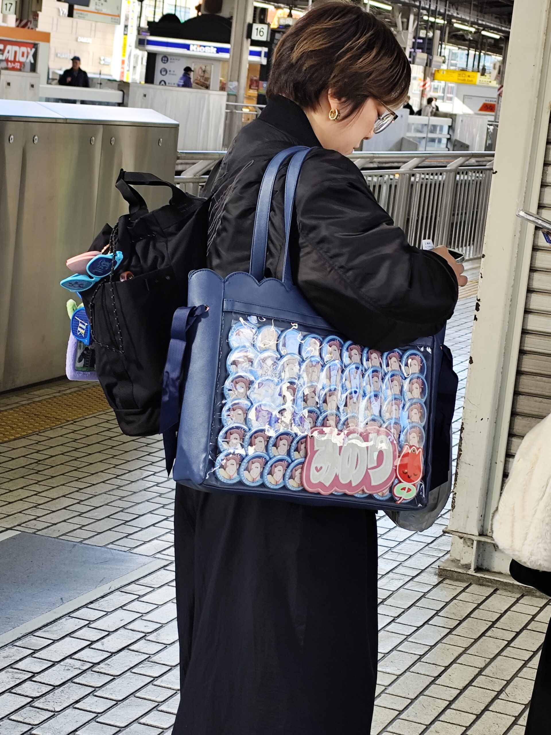 名古屋駅で、推し活女性を発見